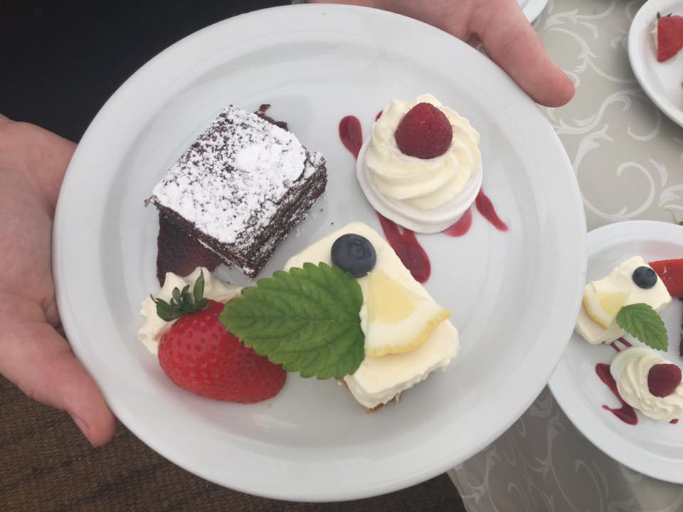 Wedding Deserts Mini Meringue Lemon Cheesecake and Chocolate Brownie